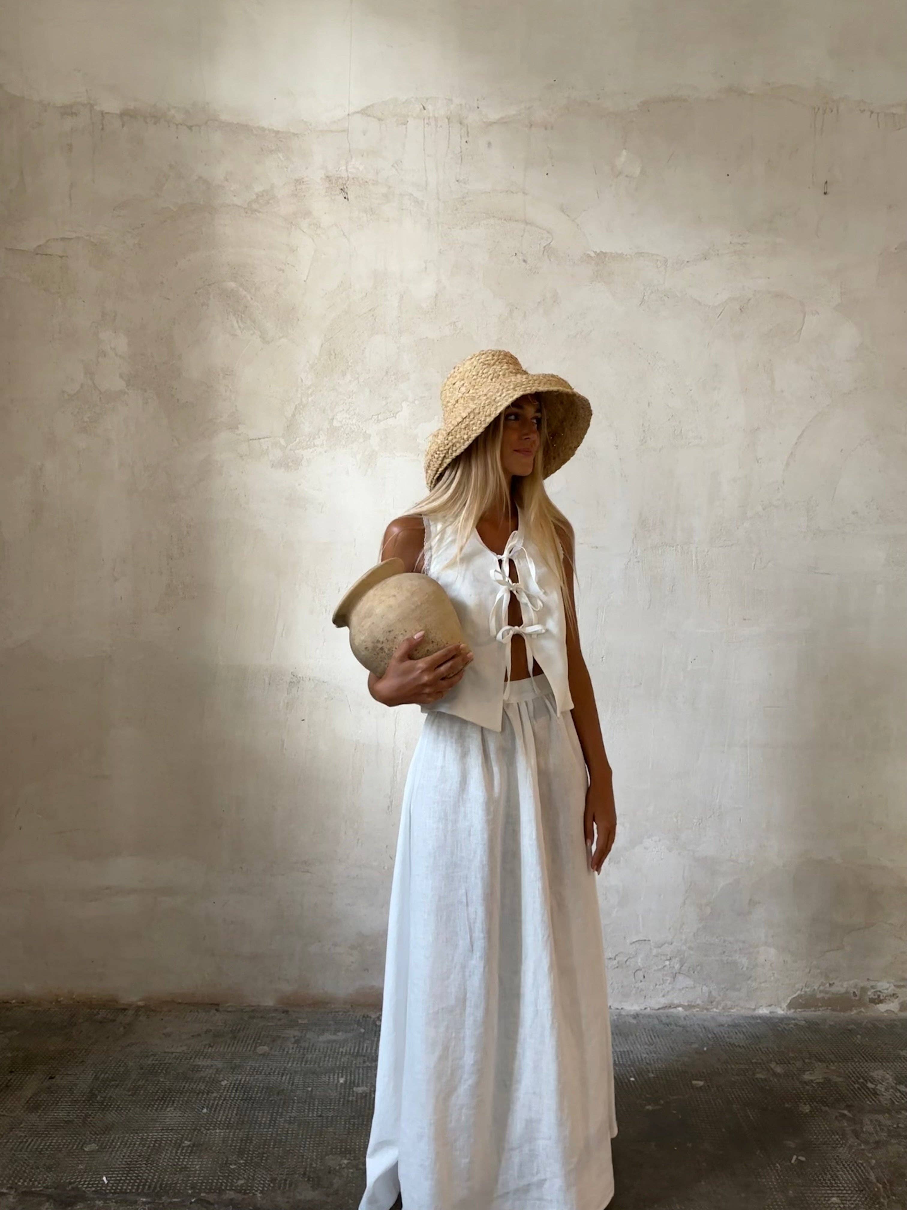 Bianco Top Vega in lino 100% senza maniche con inserti in pizzo e scollo a V in vendita all'ingrosso su Faire2