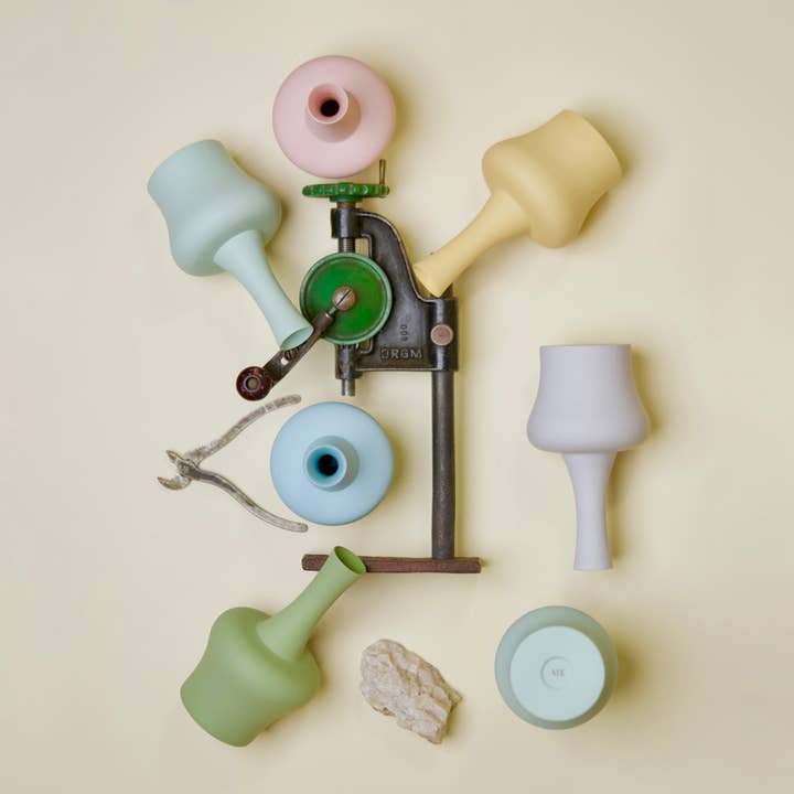 Mini boogschuttervaas van mat porselein voor wholesale door Middle Kingdom