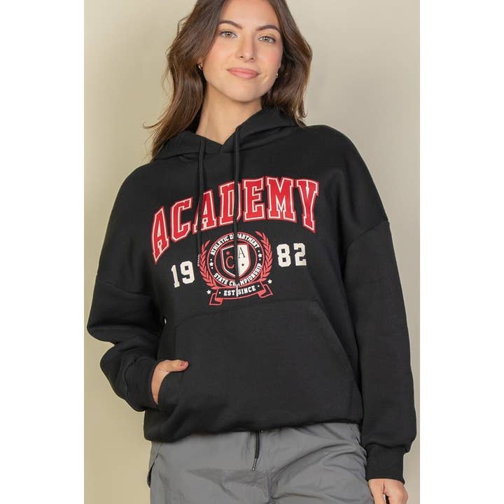 Academy Graphic Kangaroo Hoodie e outras tendências em Compre roupa academia B2B. Devoluções gratuitas e condições de pagamento a 60 dias na Faire na Faire.