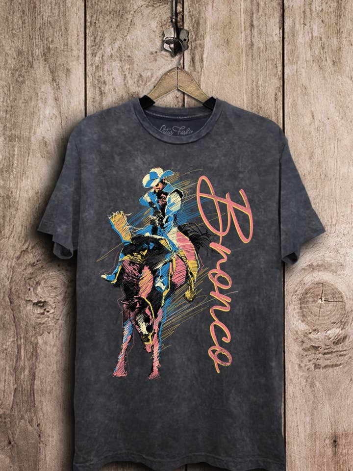 Haut à motif graphique Bronco pour la vente par Lotus Fashion Collection