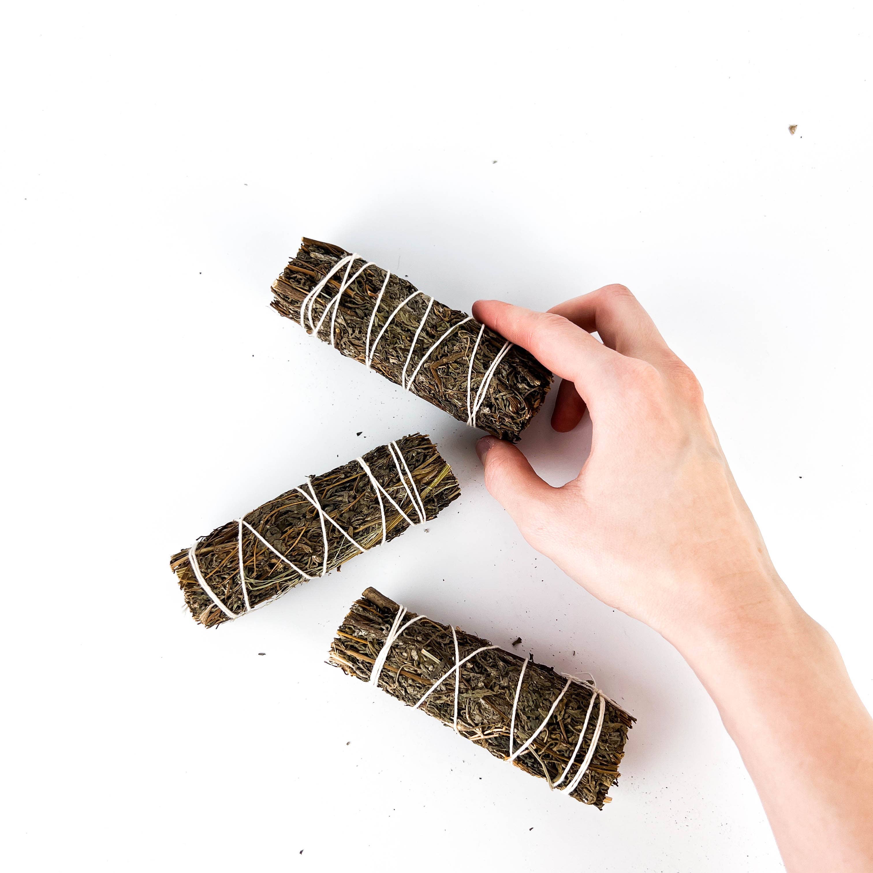 GREENROOTS USA LLC – Engroshandel Røgstift – 1 Mugwort (Sort Salvie) Røgelsespind 4" Salvia Mellifera3