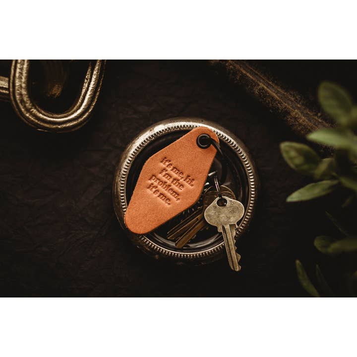 MisfitMadeGoods – Engroshandel Nøglering - Unisex – Taylor Swift Lyric Læder Motel nøglering1