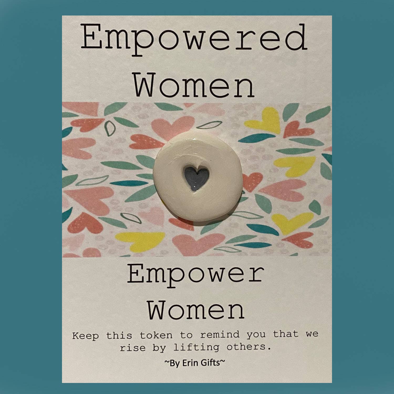 By Erin Cards and Gifts Ltd – Moeda colecionável por atacado – Empowered Women... Abraço e cartão de bolso token de bolso cerâmica3