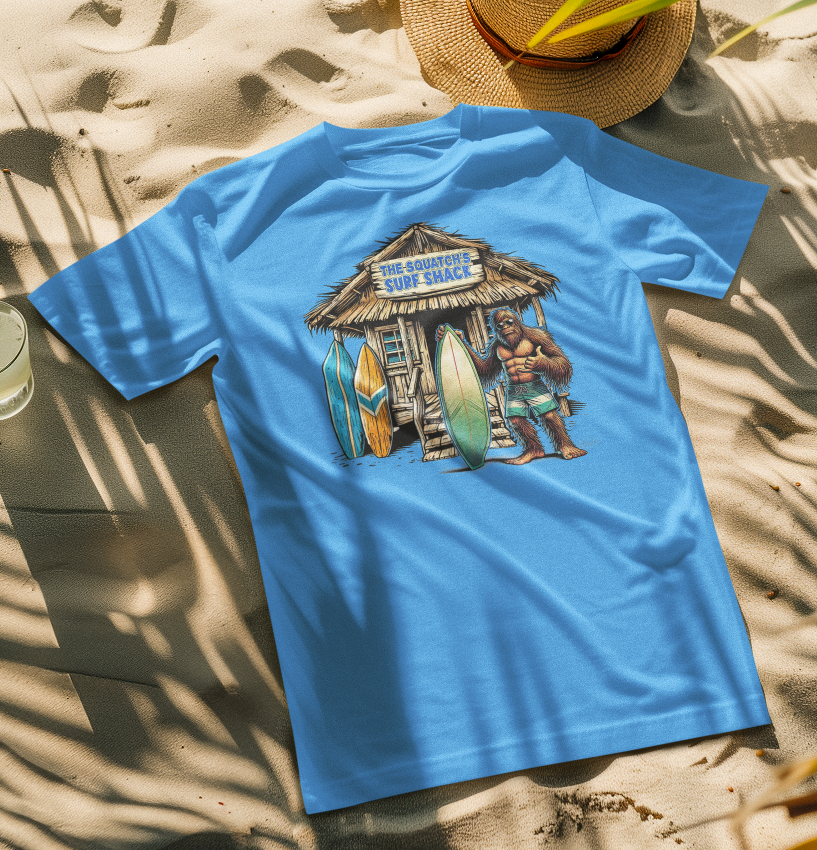 Squatchin’ Country – Großhandel T-Shirt (Grafikdruck) – Unisex – Bigfoot Surf Shack T-Shirt (blau oder gelb) anpassbar1