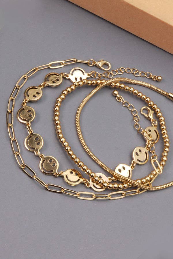 JOSSLYN by wall to wall – Conjunto de joias por atacado – Conjunto de 4 Pulseiras com Corrente de Cobra e Contas com Smiley | 71B210974