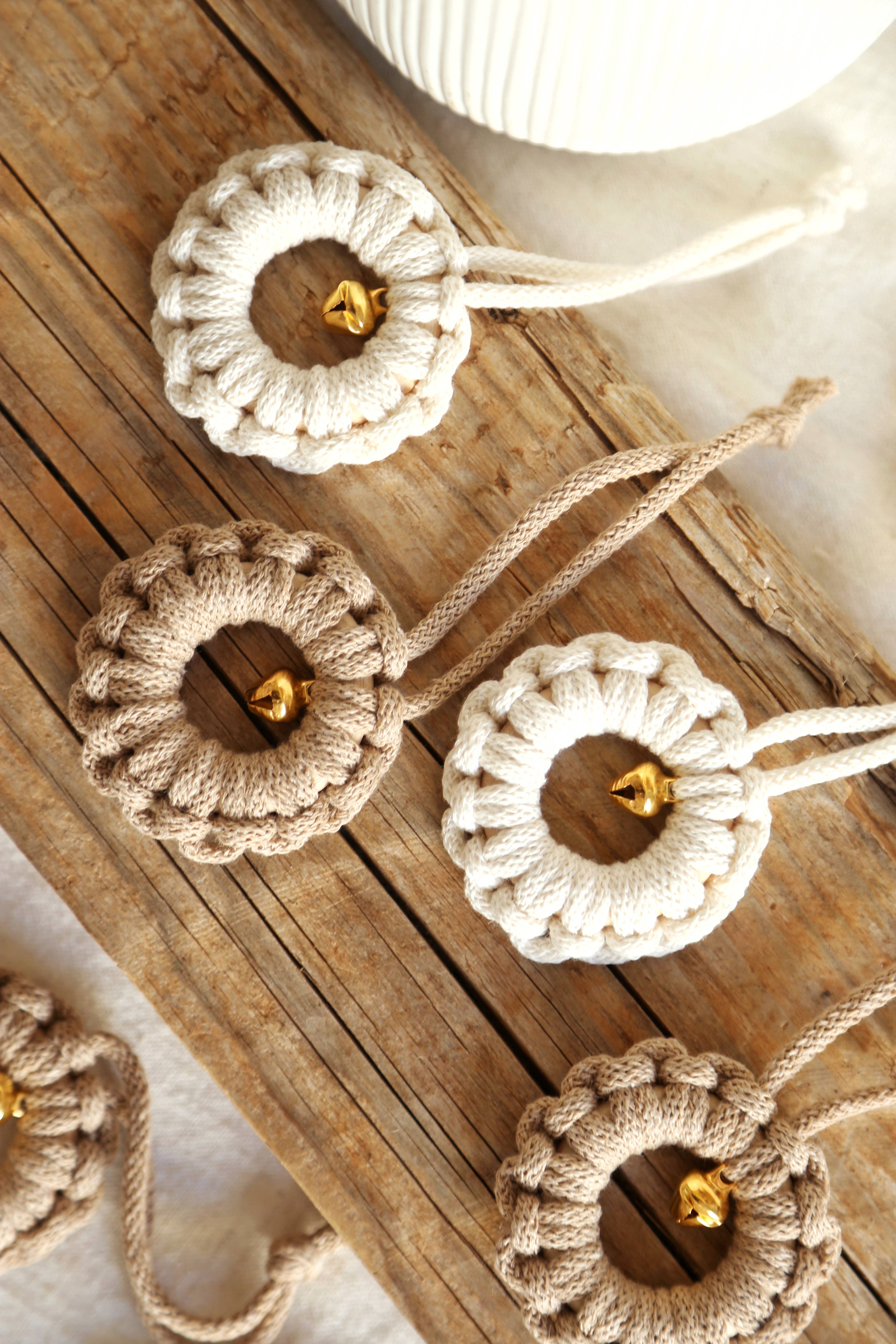 The Frenchie Knot - Vendita all'ingrosso Decorazione natalizia - Corona natalizia in macramè con campanella2