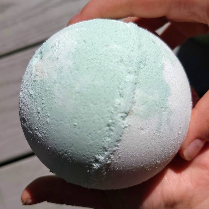 bombe de bain Seaside Lily pour la vente par Blue Cottage Lane