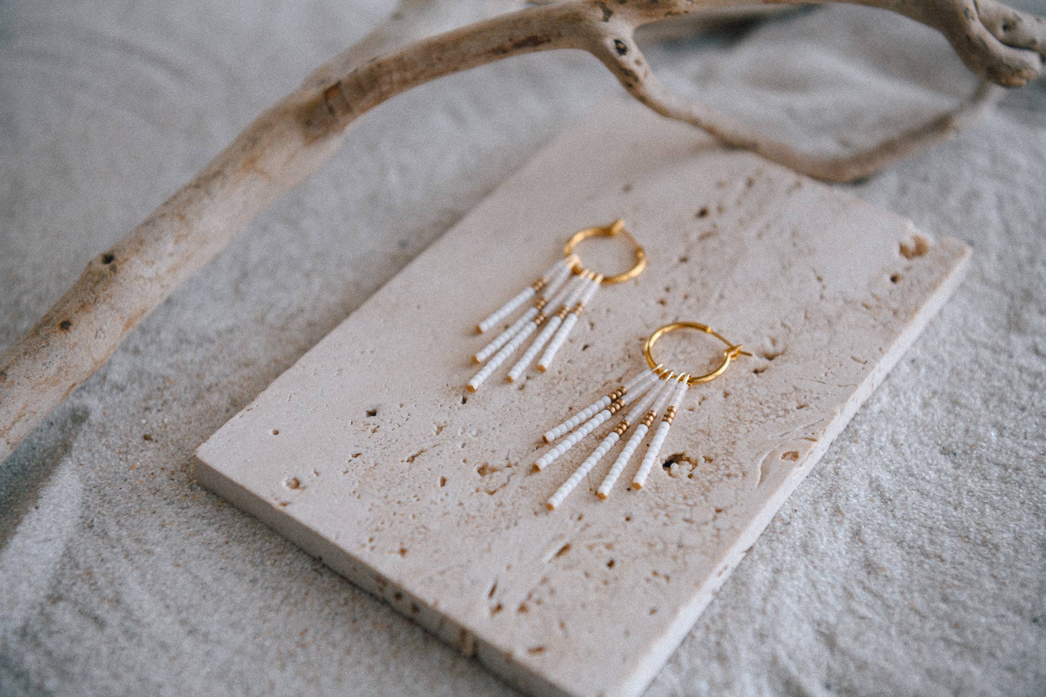 Cecelia Designs Jewelry – Brincos de argola por atacado – Brincos de Argolas com Franjas de Missangas1