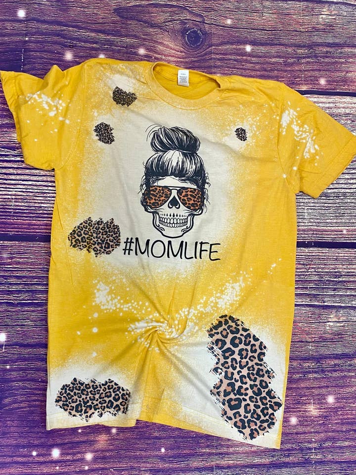 Skull MomLife met cheetah-patches Bleach Shirt voor wholesale door Cute As A Rustic Button
