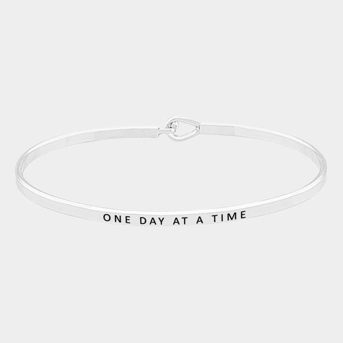 Sensibling Corp. – Pulseira por atacado – Pulseira de Gancho Metálico Fino &quot;Um dia de cada vez&quot;0