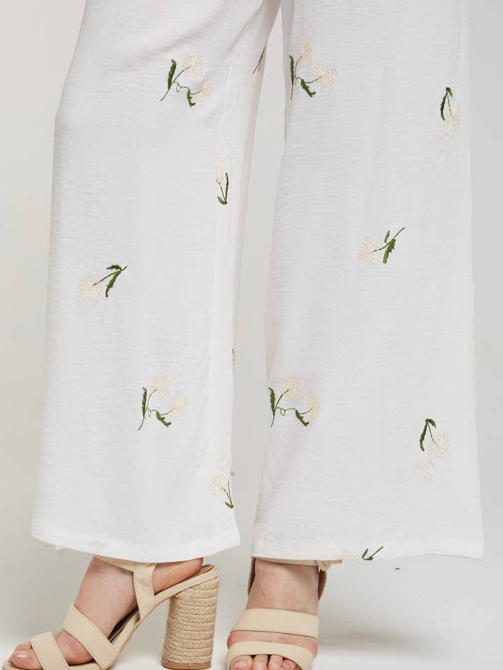 AKENA – eleganta vida byxor med broderade maskrosor för wholesale av Andy & Lucy