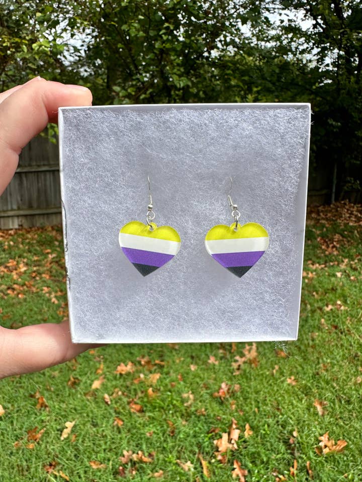 Orecchini a cuore Pride non binari per la vendita all'ingrosso da parte di PTSFeminist