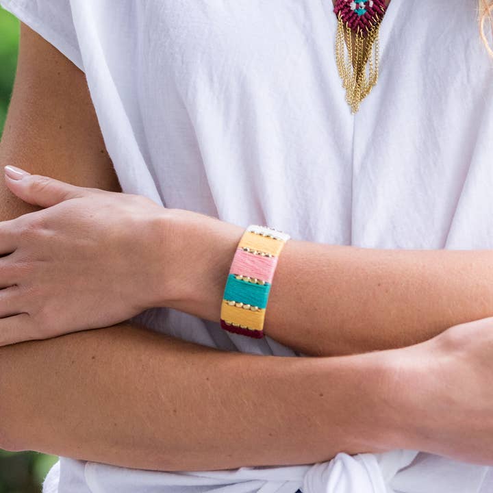 Anju Jewelry – Großhandel Manschettenarmband – Sachi Warp & Weft Collection Armband — mit Stoff umwickelte Manschette1