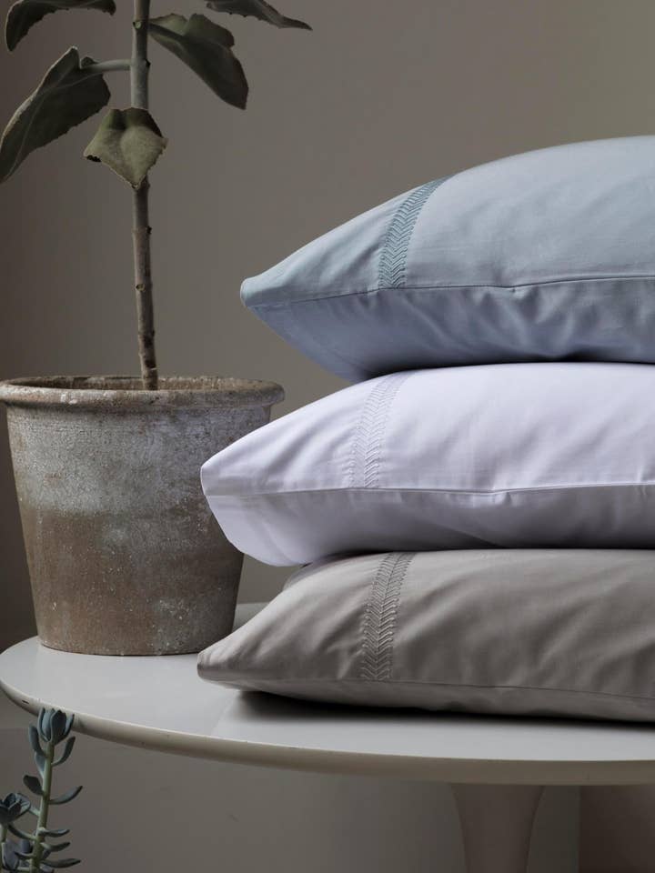 Cuscino in raso ricamato (coppia) per la vendita all'ingrosso da parte di Goss & Genus