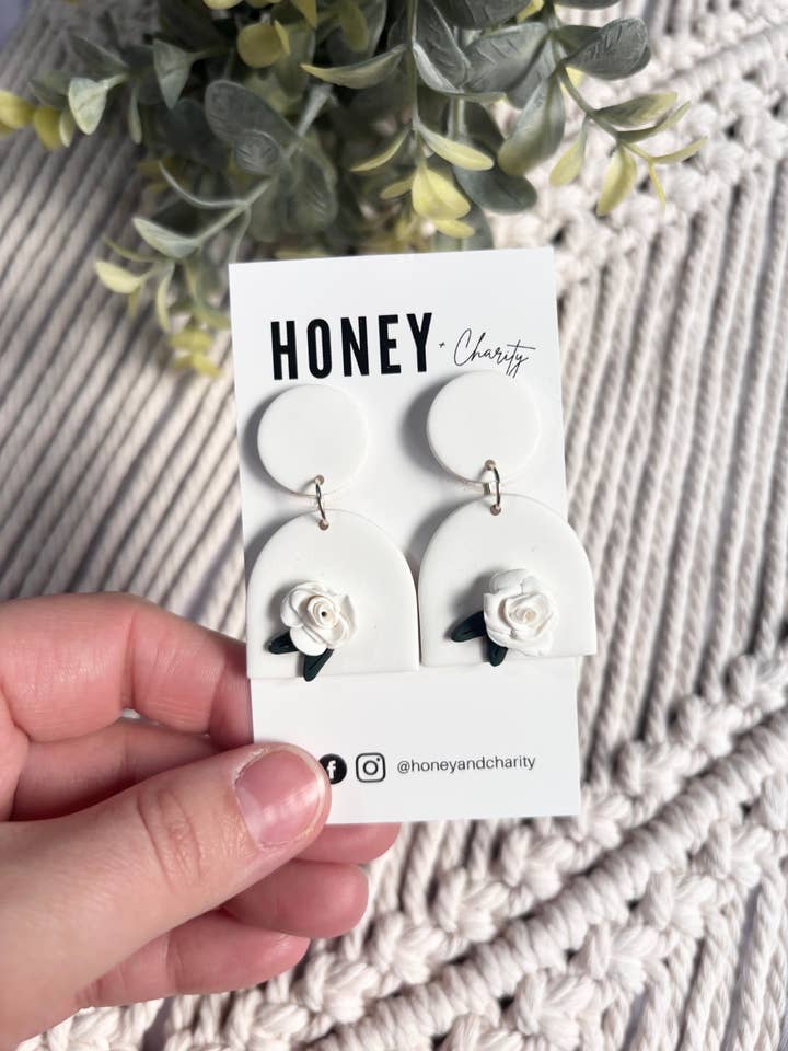 White Rose bungelt voor wholesale door Honey & Charity Earrings