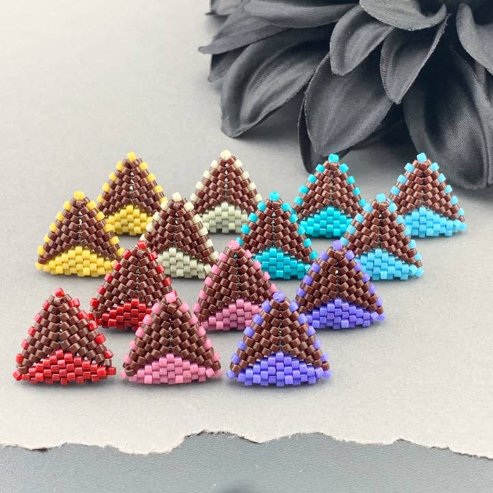 Boucles d'oreilles clous triangulaires perlées en point peyote - Marron double pour la vente par LITVA'S Jewelry