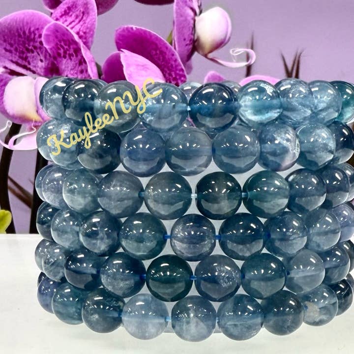 Pulsera elástica de fluorita azul natural de 10 mm y 8” para venta al por mayor de KayleeNYC