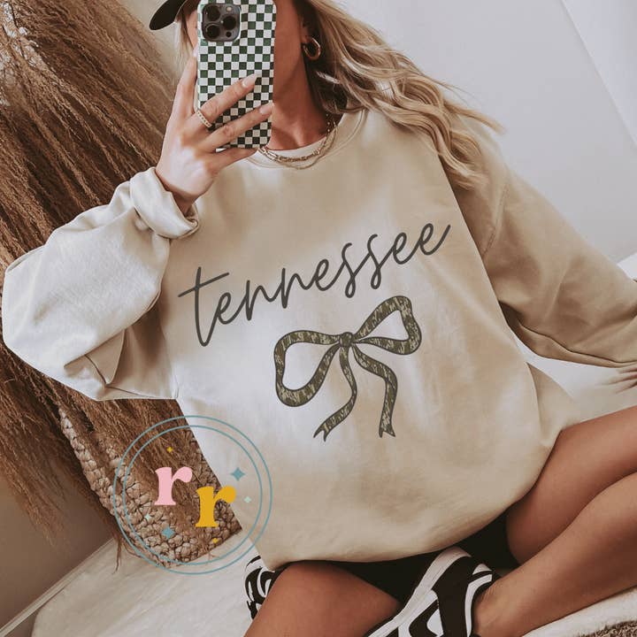 Sudadera con cuello redondo gráfica coqueta de camuflaje Tennessee para venta al por mayor de Rebellious Rose LLC