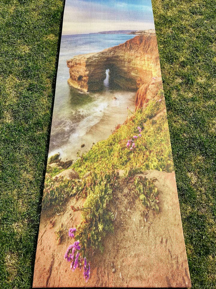Tapis de yoga Sunset Cliffs | Beach Yoga | Excellents cadeaux | Personnaliser | Exercice | Pilates | Haute qualité - Support noir pour la vente par Yoga Photo Mats