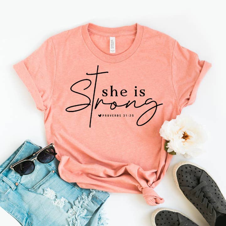 T-shirt Elle est forte - Bella Canvas pour la vente par Printliss