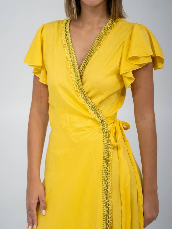 Linned slå-om-kjole med flæseærmer i gul for engroshandel hos Gipcco Design