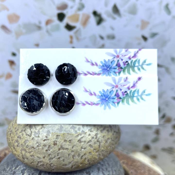 Zwarte zeemeermin schaal studs voor wholesale door Only Once Originals