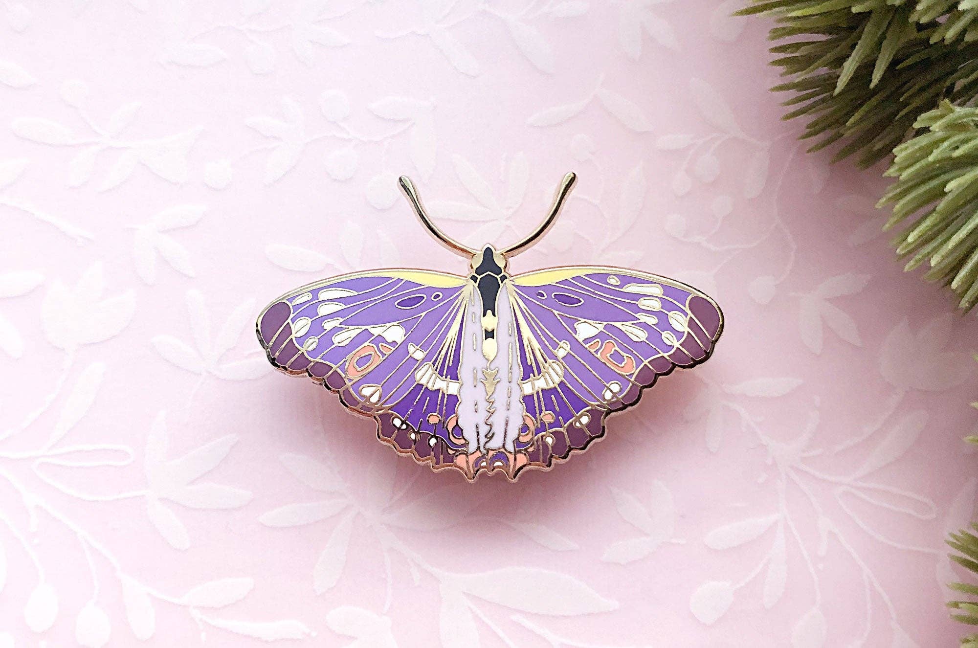 Alum and Ink - Venta al por mayor Botón/prendedor - Alfiler esmaltado con forma de mariposa emperadora morada pequeña (Apatura ilia)2