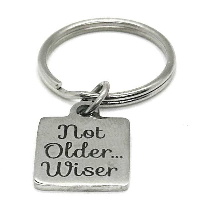 Porta-chaves Encanto Não Mais Velho Mais Sábio, Presente de Aniversário, Presente Para Ela, Presente Para Ele, Mãe, Pai, Amigo, Envelhecer, Presente Engraçado, Presentes de Reforma por atacado de JKCE Designs