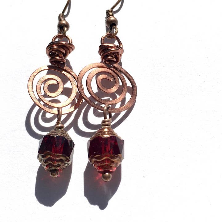 Orecchino a labirinto a spirale in rame con rosso traslucido e oro per la vendita all'ingrosso da parte di Casa Kira