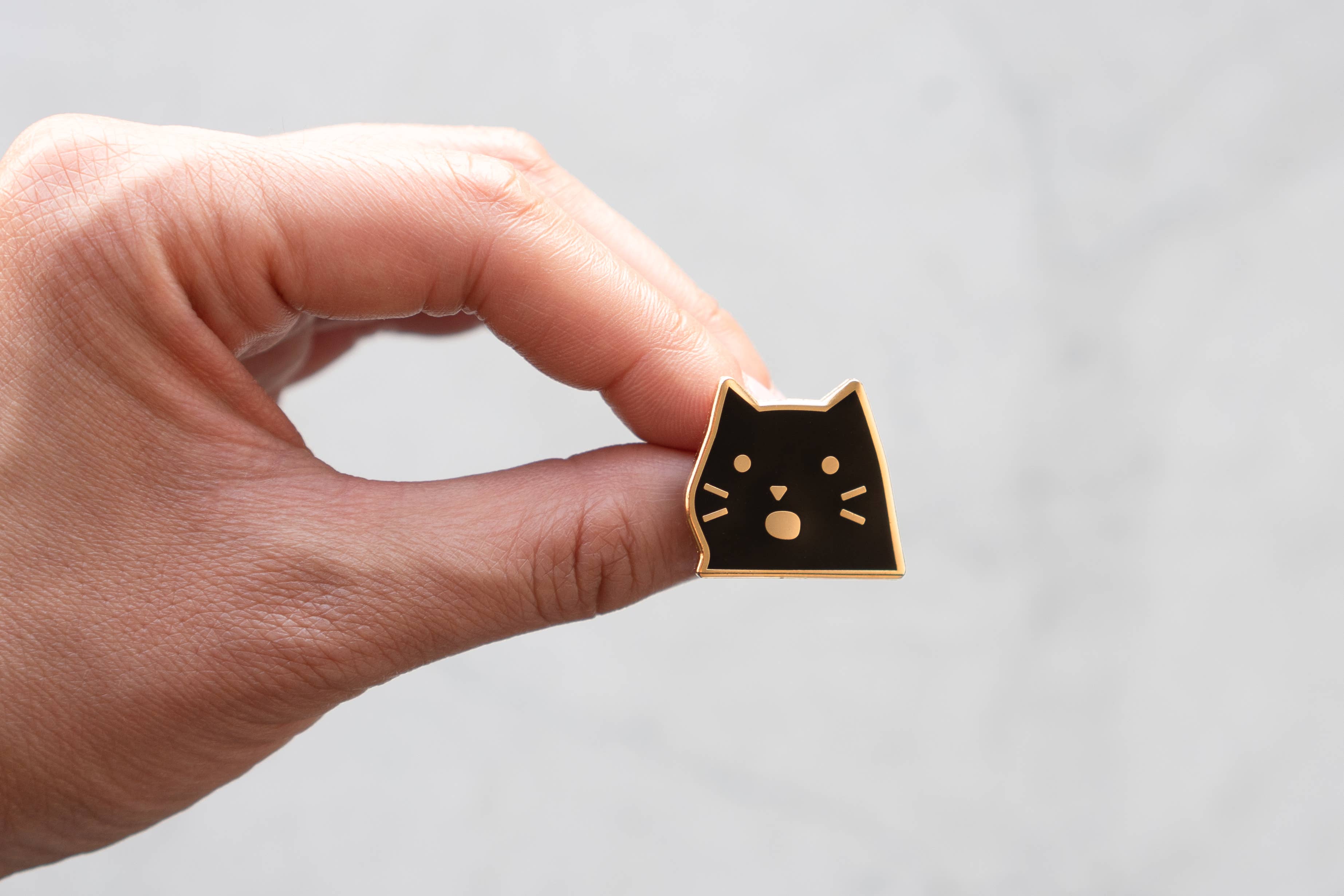 Everyday Olive - Wholesale Lapel Pin/Button - Surprised Cat Pin1