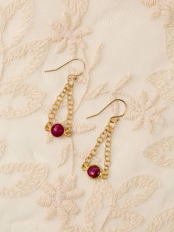 Pendientes colgantes con engaste de rubí en forma de lágrima para venta al por mayor de Anne Vaughan Designs Jewelry