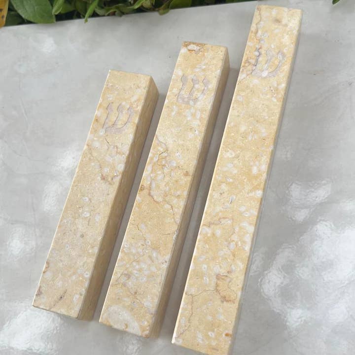 Quartz beige Stone avec design SHIN gravé pour la vente par A&S Mezuzot