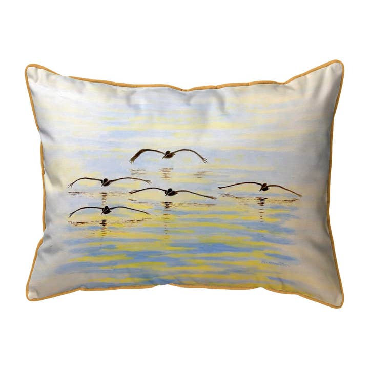 Almofada Cruising Pelicans por atacado de Betsy Drake Interiors