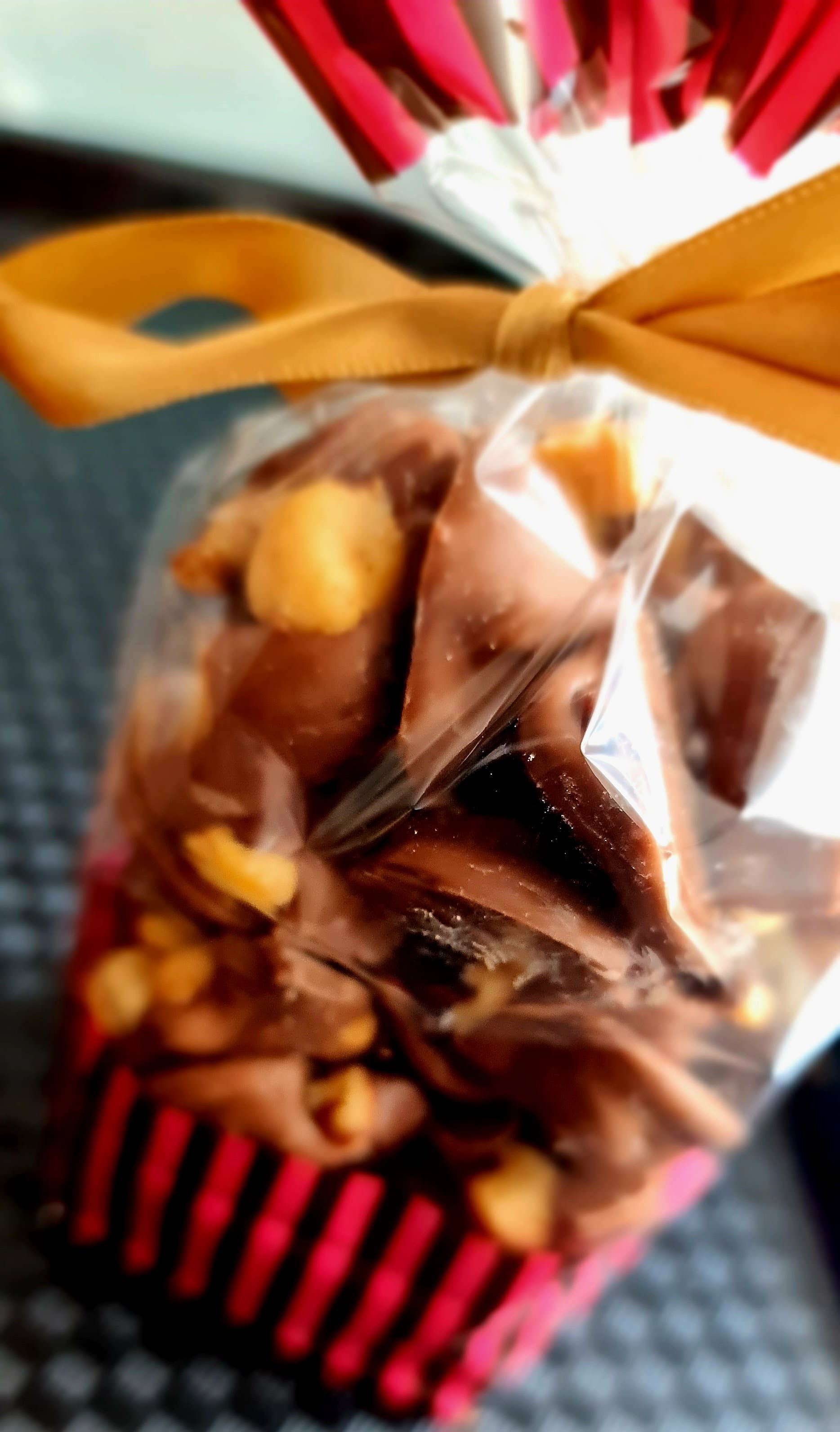 Cwtsh Chocolate - Wholesale Snoepjes met chocolade - Geroosterde noten en chocoladedruppels9