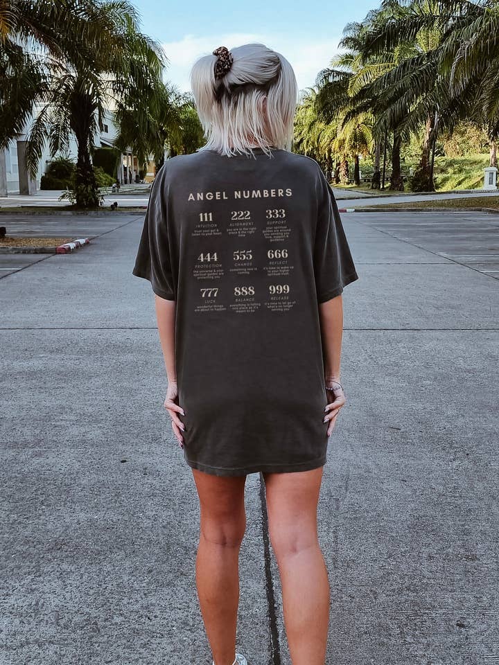 MAGLIETTA CON NUMERI D'ANGELO per la vendita all'ingrosso da parte di LOLA MAGNOLIA