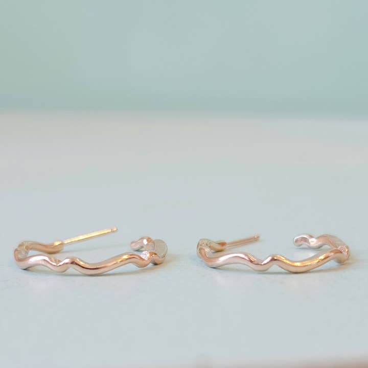 Lyrical Wave Hoops - Créoles Wave Hoop pour la vente par Kuriosities