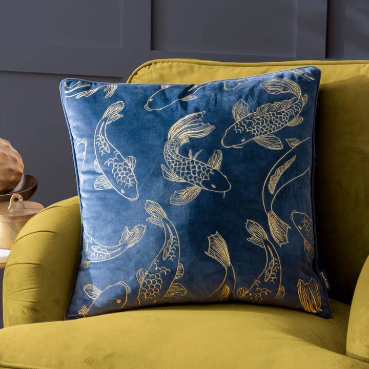 Coussin brodé en velours bleu marine avec carpes koi pour la vente par Riva Home