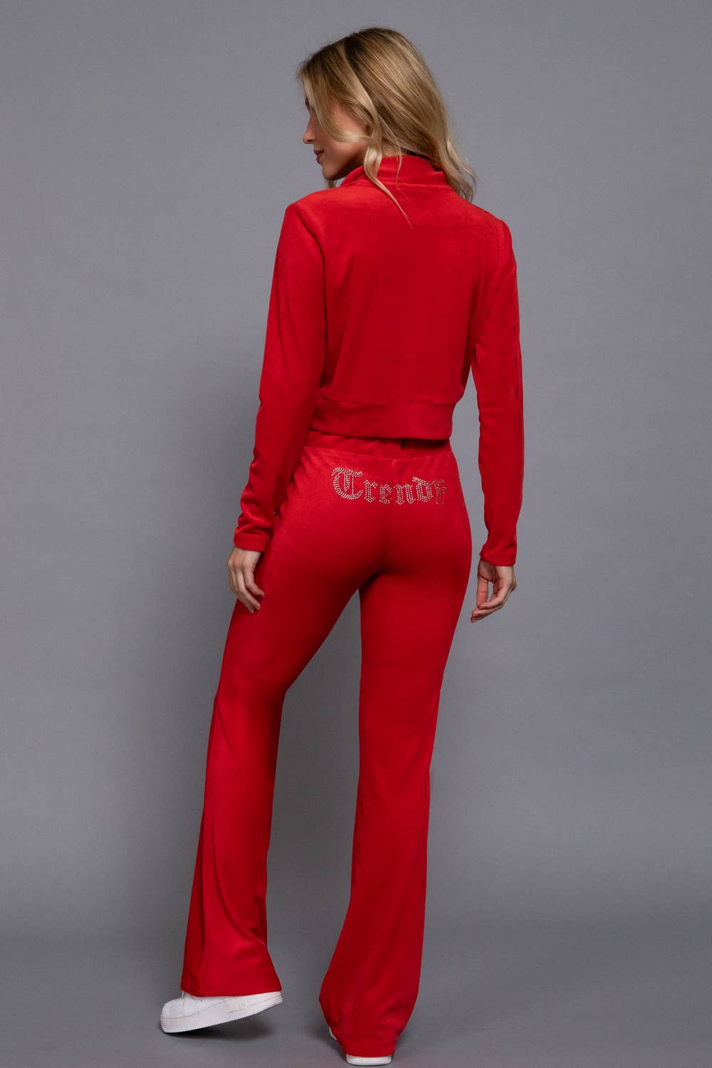 Active Basic | Active USA – Engroshandel Loungesæt - Dame – Mock Neck Zip Up Jakke & Rhinestone Flare Bukser Velour Sæt19