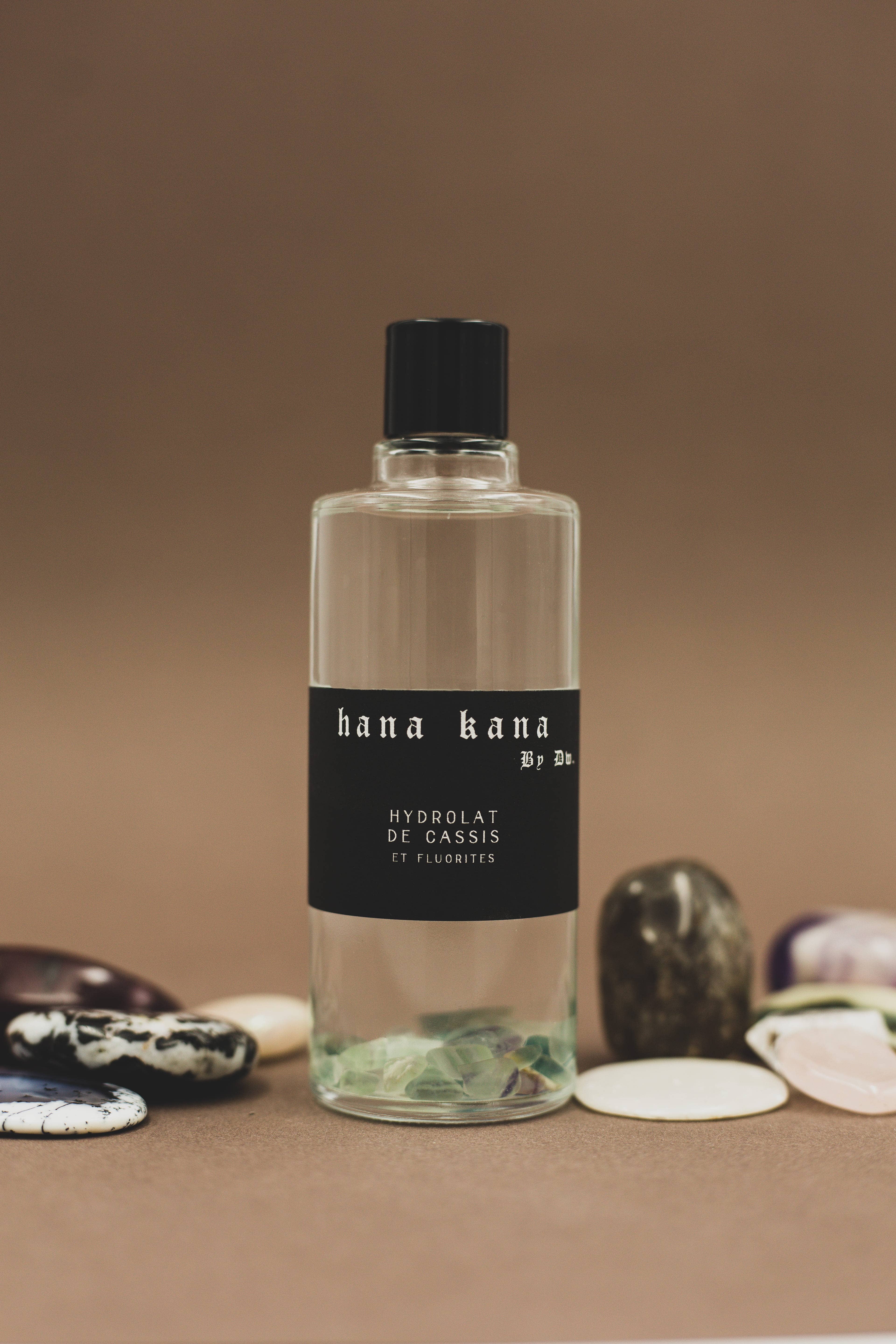 Hana Kana – Großhandel Gesichts- und Körpernebel/Wasser – Schwarze Johannisbeer-Hydrolat mit Fluorit-Steinen0