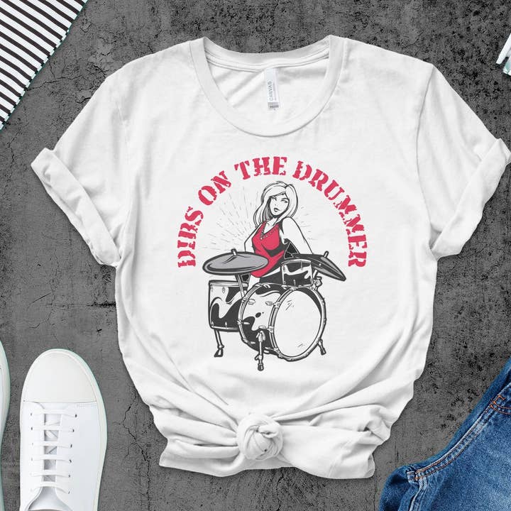 T-shirt de batteur pour fille, t-shirt de groupe de rock pour femme, chemise de batteuse musicienne, haut graphique pour kit de batterie décontracté, cadeau pour amateur de musique pour la vente par FreakyTeeFactory