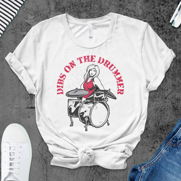 FreakyTeeFactory – Großhandel T-Shirt mit Siebdruck – Damen – Schlagzeuger-T-Shirt, Damen-Rockband-T-Shirt, Hemd für weibliche Schlagzeuger, lässiges Schlagzeug-Grafiktop, Geschenk für Musikliebhaber22