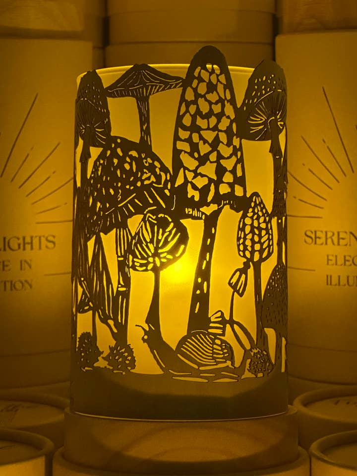 Svamp och Möss, Dekorativ Ljuslykta – Lasergraverad, Handgjord Träfaner, Uppladdningsbart LED-ljus för wholesale av Serene Lights