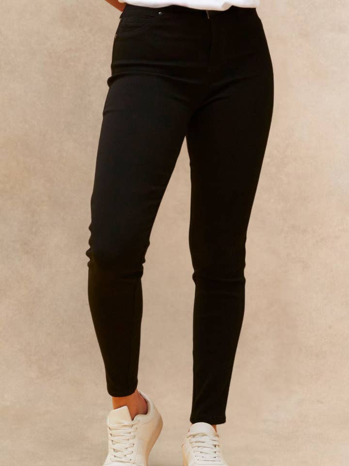 Pantalon skinny noir extensible Sandra style jegging à enfiler pour la vente par ANNICK