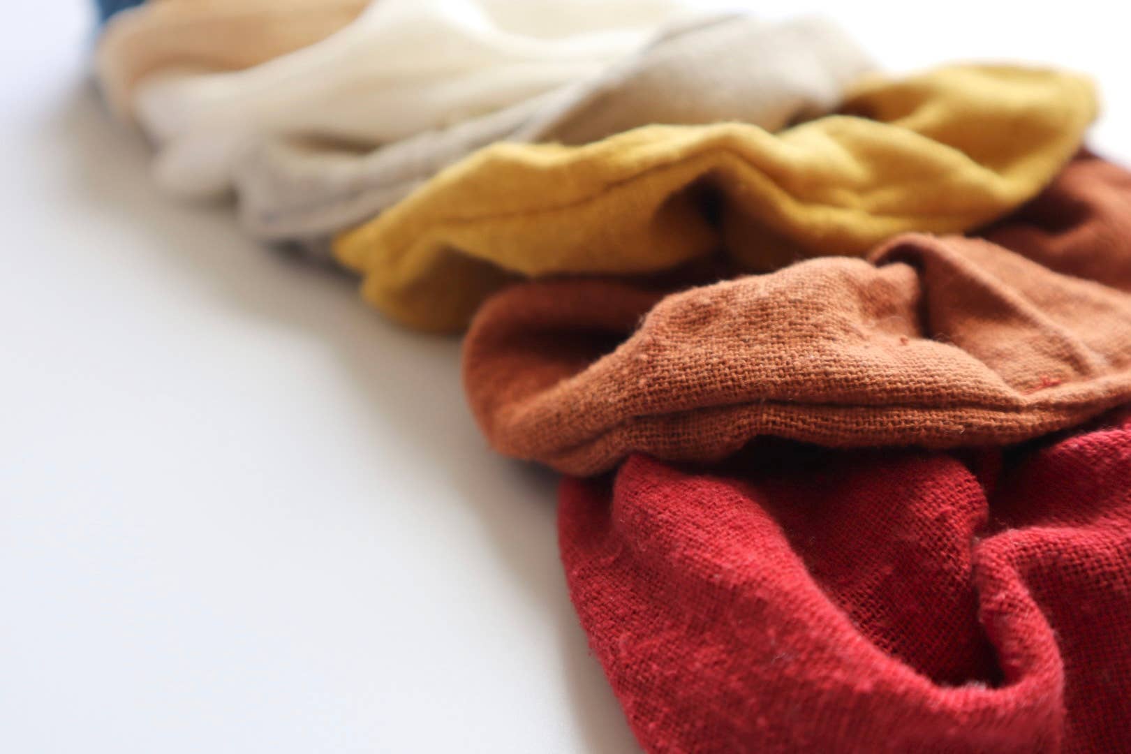 Eco Raw Studio – wholesale Scrunchie - Dam – Hårsnoddar i råsilke med naturlig färgning7