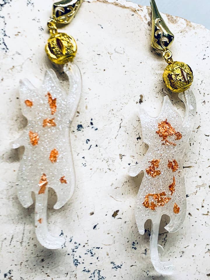 Pendentifs Chat Ludique Blanc pour la vente par Vivian Treasury