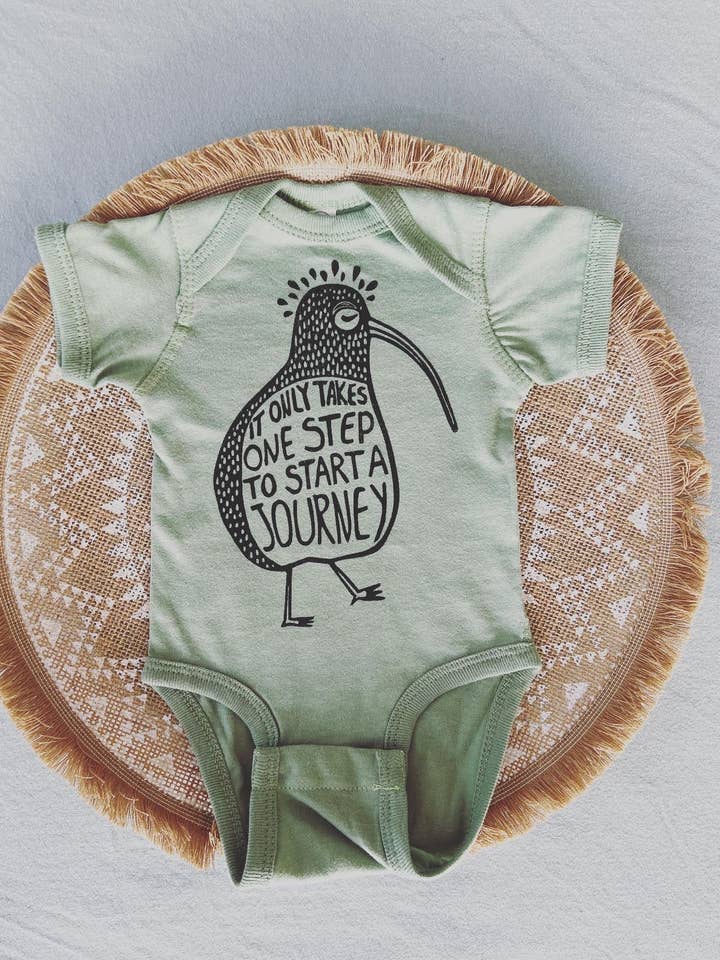 Fearless Kiwi Baby Bodysuit, Bird baby onesie för wholesale av Hippie Baby Co