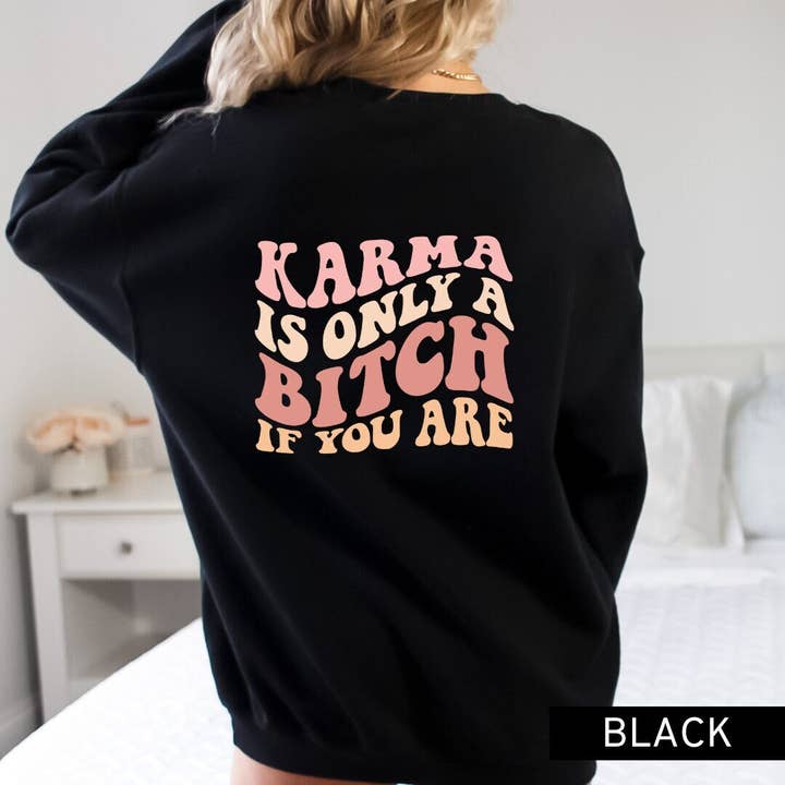 Sweat-shirt graphique, Karma Is A Bitch, Chemise drôle, Maman drôle pour la vente par Rosie and Vi