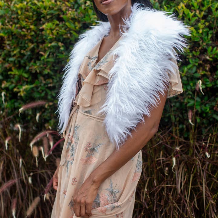 Jennafer Grace – Wrap - Mulher por atacado – Gola de pele sintética Penny Blanc3