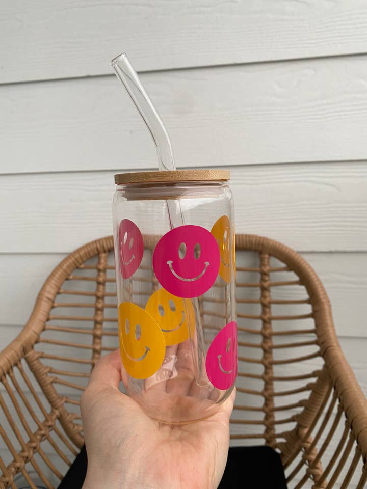 Rosafarbener und gelber Smiley-Gesichtsbecher für den Großhandel von An Aesthetic Dose of Jesus