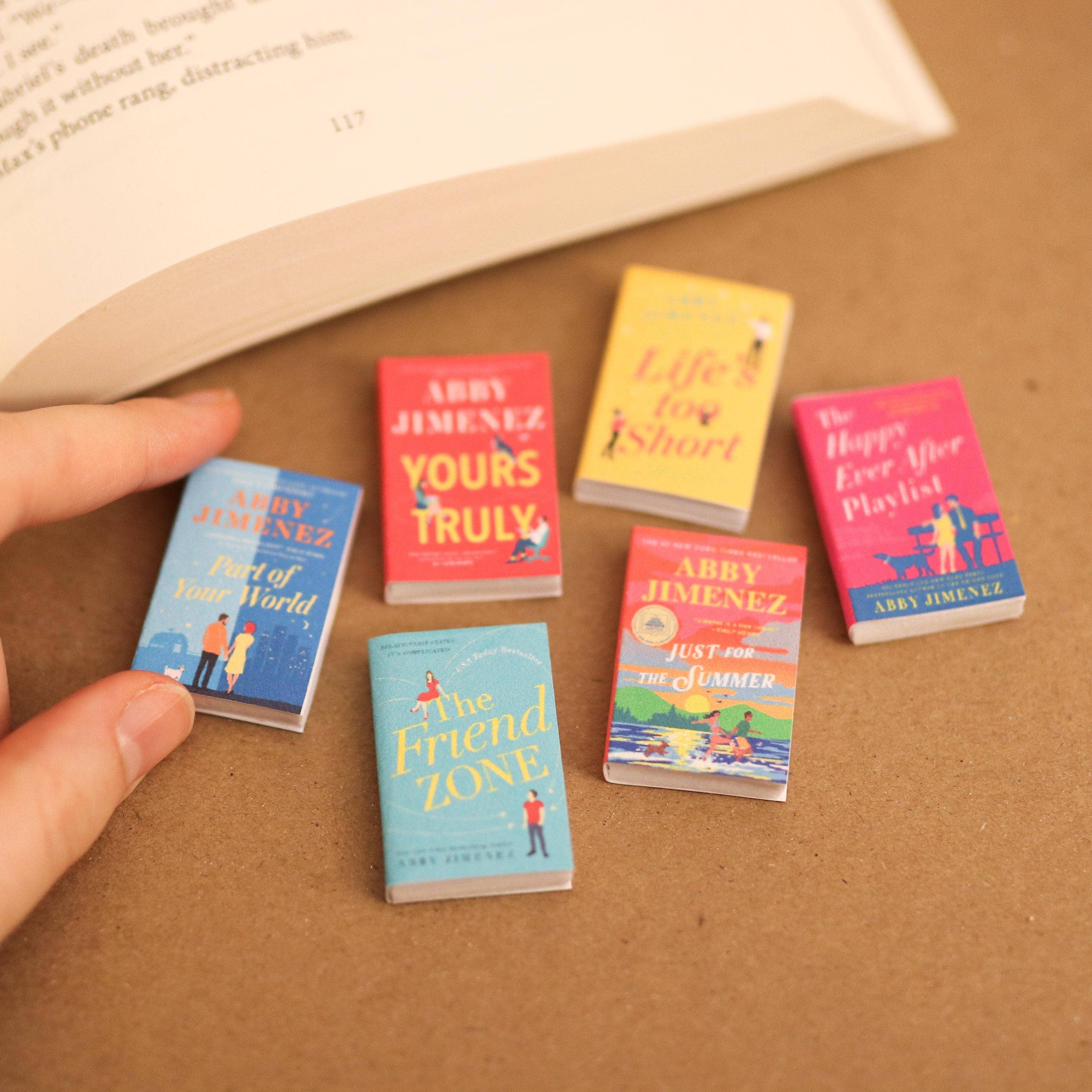 The Sticker Shop – Engroshandel Pyntefigur – Håndlavet Mini Abby Jimenez Bog Sæt På 6 Til Sommerromantik6